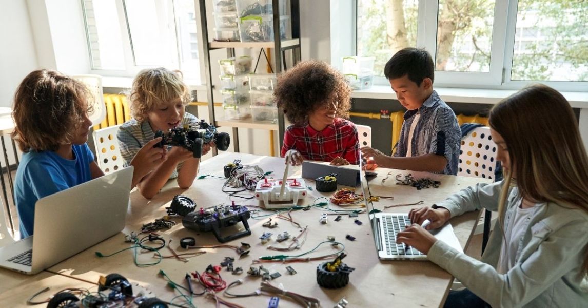 Full steam ahead! Designing and implementing STEAM programs in the classroom with digital tools