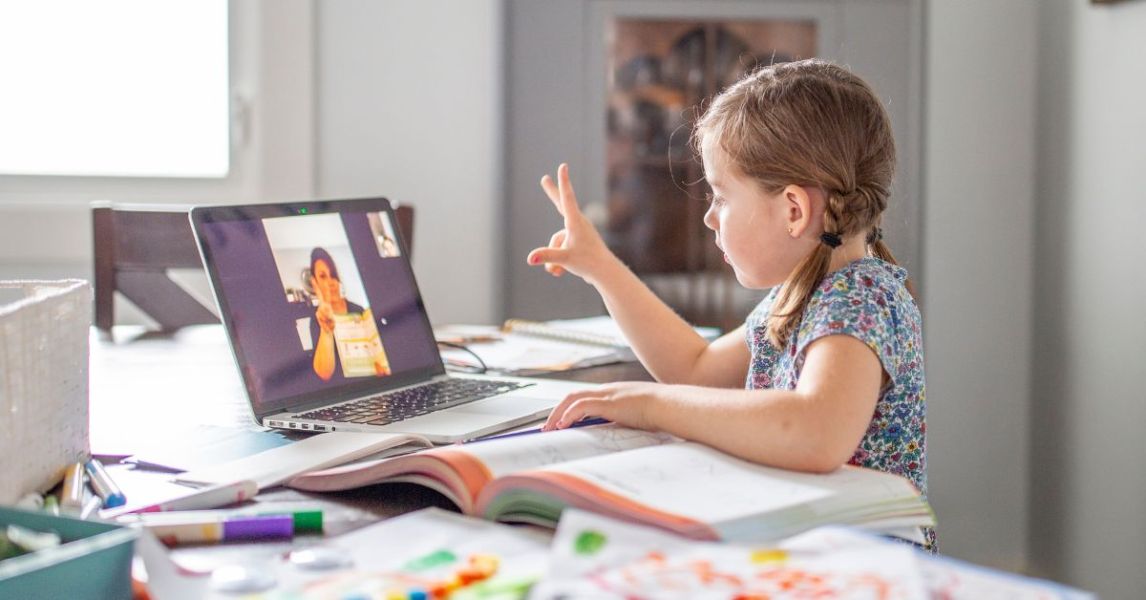 Structured team feedback to foster inclusive online learning